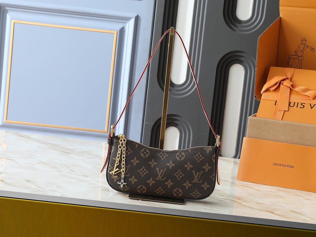 Pochette Gold Chain Shoulder Bag