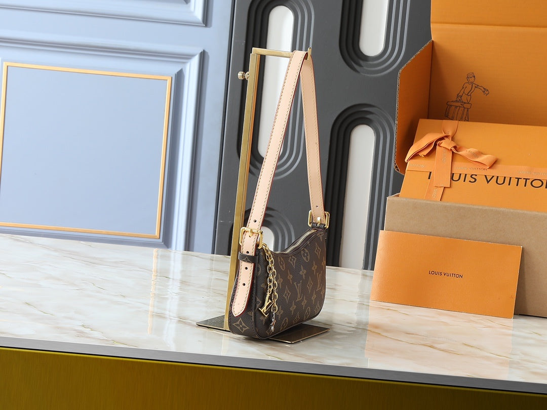 Pochette Gold Chain Shoulder Bag