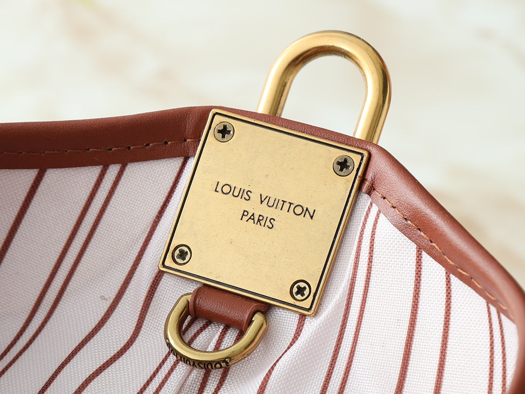 Low Key Hobo PM Handbag
