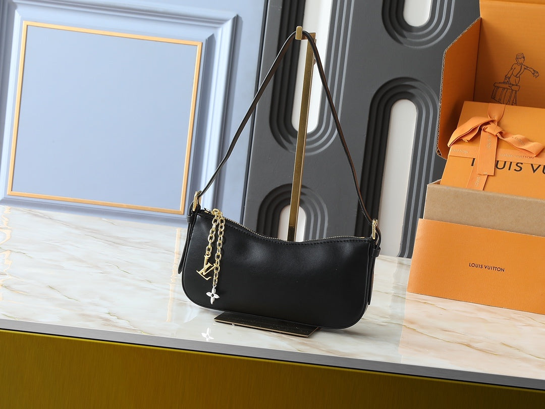 Pochette Gold Chain Shoulder Bag